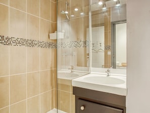 Miroir, Robinet, Évier, Propriété, Luminaire Plomberie, Salle De Bains, Lavabo, Porte De Douche, Design Intérieur