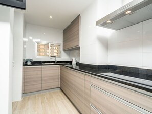 Cabinetry, Countertop, Gebäude, Eigentum, Möbel, Herd, Küche, Zapfhahn, Holz, Küchengerät
