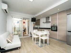 Möbel, Couch, Tabelle, Fernsehen, Gebäude, Komfort, Countertop, Cabinetry, Wohnzimmer, Holz