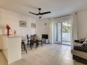 Möbel, Bilderrahmen, Weiss, Tabelle, Deckenventilator, Couch, Holz, Beleuchtung, Interior Design, Wohnzimmer
