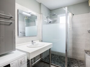Miroir, Évier, Robinet, Luminaire Plomberie, Bâtiment, Propriété, Lavabo, Salle De Bains, Rectangle