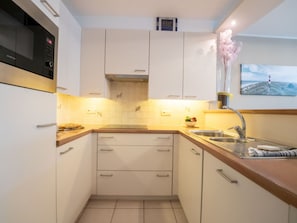Cabinetry, Countertop, Spüle, Eigentum, Möbel, Sinken, Gebäude, Küche, Zapfhahn, Holz