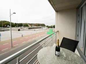 Himmel, Flasche, Asphalt, Strassenbelag, Strassenlicht, Holz, Gebäude, Strasse, Flooring, Blumentopf