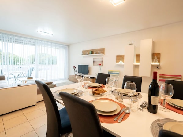 Tabelle, Möbel, Eigentum, Stuhl, Gebäude, Interior Design, Holz, Flooring, Schreibtisch, Grundeigentum