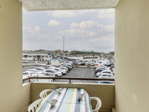 Wolke, Eigentum, Himmel, Fenster, Gebäude, Schatten, Watercraft, Boot, Fahrzeug, Eigentumswohnung