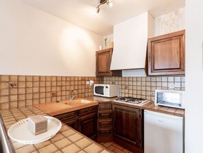 Cabinetry, Countertop, Möbel, Eigentum, Küchengerät, Küche, Sinken, Deckenventilator, Gebäude, Armatur