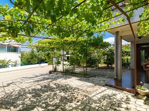 Gebäude, Pflanze, Schatten, Strassenbelag, Vegetation, Baum, Grundstueck, Urban Design, Eigentumswohnung, Wohngebiet
