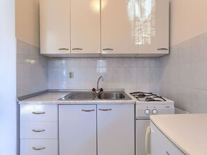Cabinetry, Propriété, Bâtiment, Evier, Blanc, Évier, Cuisine, Cuisinière, Comptoir, Design Intérieur