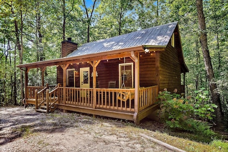 Welcome to Beara Beara's private, wooded lot off the gravel, circular driveway.