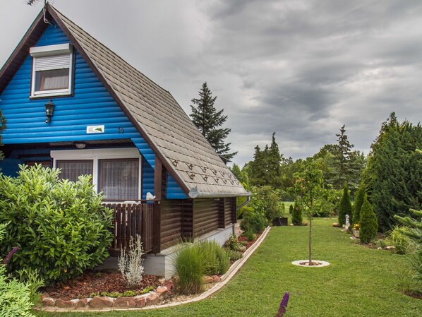 Plant, Cloud, Sky, Building, Property, Window, Tree, Land Lot, House, Natural Landscape