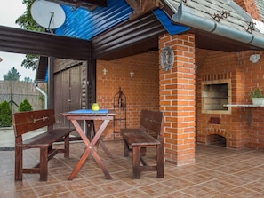 Table, Furniture, Property, Building, Plant, Wood, Outdoor Table, Window, Lighting, Outdoor Furniture