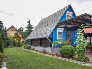 Plant, Sky, Cloud, Building, Window, House, Tree, Land Lot, Neighbourhood, Wood