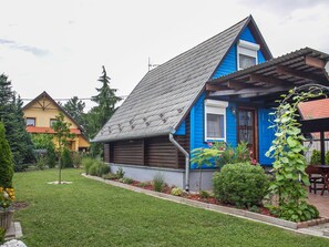 Pflanze, Himmel, Wolke, Gebäude, Fenster, Haus, Baum, Grundstueck, Nachbarschaft, Holz