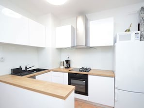 Cabinetry, Comptoir, Propriété, Evier, Robinet, Évier, Bois, Cuisinière, Cuisine, Architecture