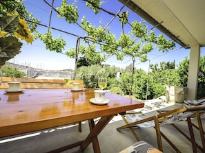 Table, Jour, Propriété, Plante, Ciel, Meubles, Bois, Design Intérieur, Mobilier De Jardin, Jaune