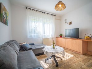 Furniture, Property, Wood, Couch, Lighting, Interior Design, Plant, Comfort, Table, Living Room