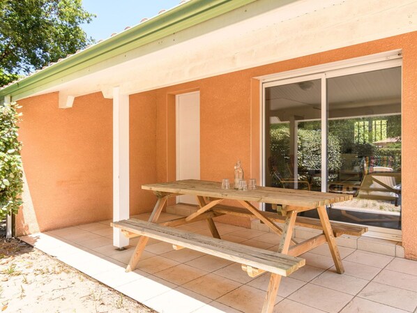 Eigentum, Gebäude, Holz, Pflanze, Schatten, Tabelle, Fenster, Interior Design, Haus, Holzbeize