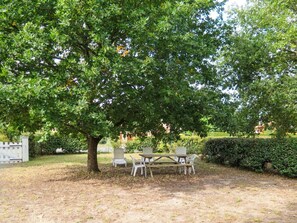 Pflanze, Tabelle, Außenbank, Gartenmöbel, Schatten, Baum, Natürliche Landschaft, Tisch Im Freien, Gras, Öffentlicher Raum