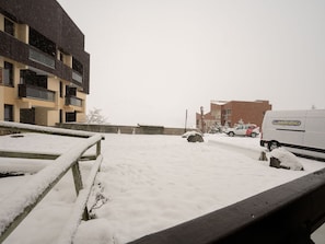 Gebäude, Himmel, Fenster, Schnee, Einfrieren, Urban Design, Tönungen Und Schatten, Dach, Stadt, Winter