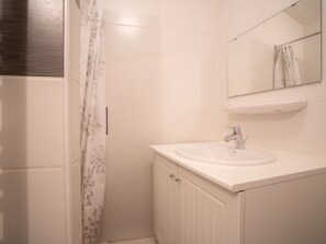 Robinet, Luminaire Plomberie, Lavabo, Évier, Propriété, Armoire De Toilette, Salle De Bains, Violet, Bois