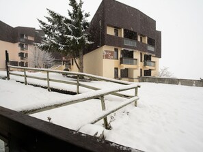 Bâtiment, Neige, Propriété, Fenêtre, Ciel, Arbre, Pente, Clôture, Maison, Bois