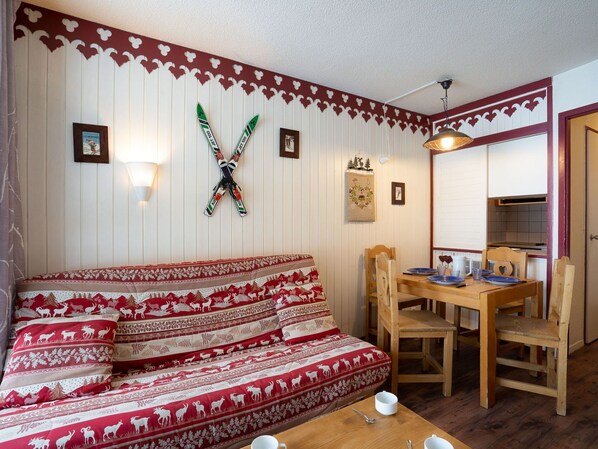 Propriété, Table, Fenêtre, Bâtiment, Décoration, Bois, Design Intérieur, Maison, Vaisselle, Sol