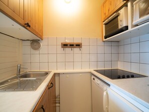Marron, Evier, Évier, Propriété, Cabinetry, Comptoir, Bois, Design Intérieur, Cuisine, Robinet