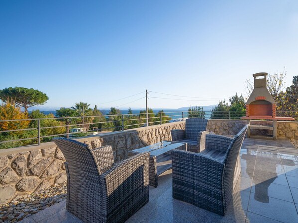 Sky, Property, Plant, Building, Tree, Outdoor Furniture, Flowerpot, Chair, Leisure, Residential Area