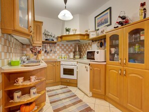 Cabinetry, Countertop, Möbel, Eigentum, Küche, Küchengerät, Schublade, Beleuchtung, Holz, Haushaltsgerät