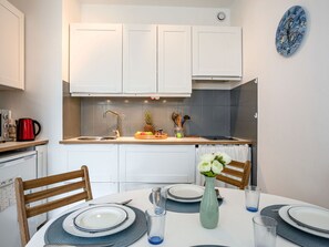 Cabinetry, Propriété, Comptoir, Blanc, Bleu, Produit, Cuisine, Bleu Azur, Vaisselle, Design Intérieur