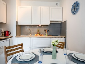 Cabinetry, Eigentum, Countertop, Weiss, Blau, Produkt, Küche, Azurblau, Dishware, Interior Design