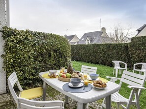 Table, Ciel, Plante, Meubles, Propriété, Vaisselle, Nuage, Chaise, Tableau De Plein Air, Bâtiment