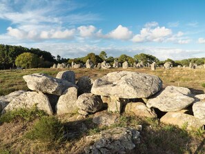Wolke, Himmel, Pflanze, Natürliche Landschaft, Bedrock, Baum, Vegetation, Gras, Landschaft, Formation
