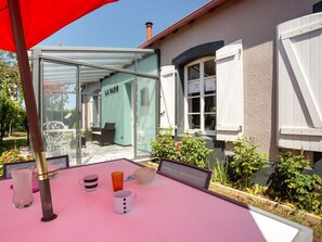 Plante, Bâtiment, Propriété, Ciel, Fenêtre, Pot De Fleur, Ombre, Design Intérieur, Table, Éclairage