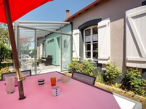 Plante, Bâtiment, Propriété, Ciel, Fenêtre, Pot De Fleur, Ombre, Design Intérieur, Table, Éclairage
