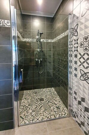 Duschtür, Duschkopf, Badezimmer, Beleuchtung, Flooring, Interior Design, Dusche, Fussboden, Tür