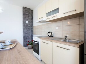 Zapfhahn, Spüle, Cabinetry, Countertop, Armatur, Möbel, Sinken, Gebäude, Küche, Holz