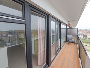 Gebäude, Fenster, Haus, Holz, Interior Design, Himmel, Schatten, Fussboden, Eigentumswohnung