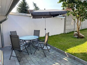 Table, Meubles, Plante, Chaise, Arbre, Ombre, Tableau De Plein Air, Bois, Mobilier De Jardin, Bâtiment