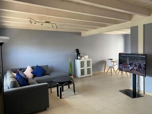 Meubles, Propriété, Sol, Éclairage, Design Intérieur, Sol, Salon, Bâtiment, Canapé, Mur