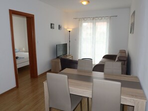 Meubles, Table, Bois, Confort, Canapé, Salon, Sol, Bâtiment, Ombre, Immobilier