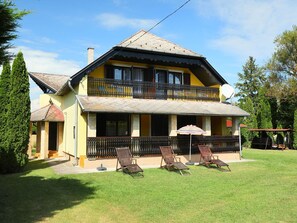 Wolke, Himmel, Pflanze, Gebäude, Fenster, Baum, Haus, Grundstueck, Hütte, Wohngebiet