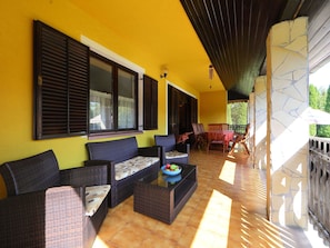 Möbel, Couch, Interior Design, Schatten, Komfort, Studio Couch, Fussboden, Wohnzimmer, Holz, Pflanze