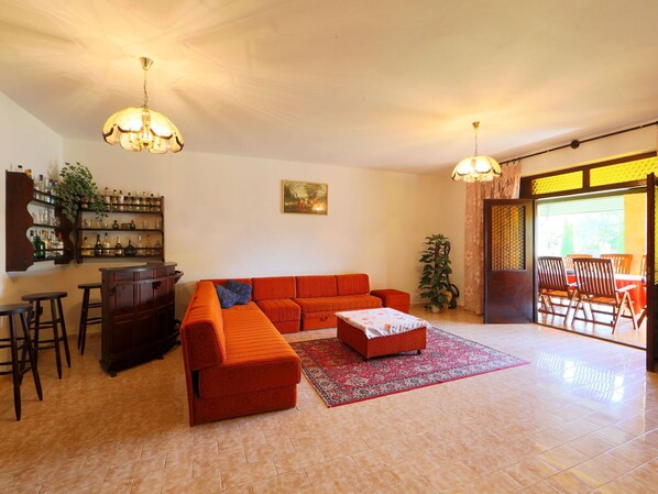 Bilderrahmen, Möbel, Tabelle, Holz, Zimmerpflanze, Beleuchtung, Komfort, Interior Design, Gebäude, Pflanze