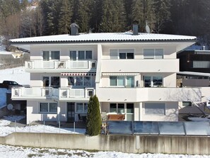 Fenster, Schnee, Gebäude, Baum, Pflanze, Urban Design, Eigentumswohnung, Fassade, Stadt, Dach
