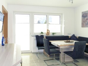 Möbel, Fenster, Tabelle, Gebäude, Holz, Haus, Zimmerpflanze, Interior Design, Flooring