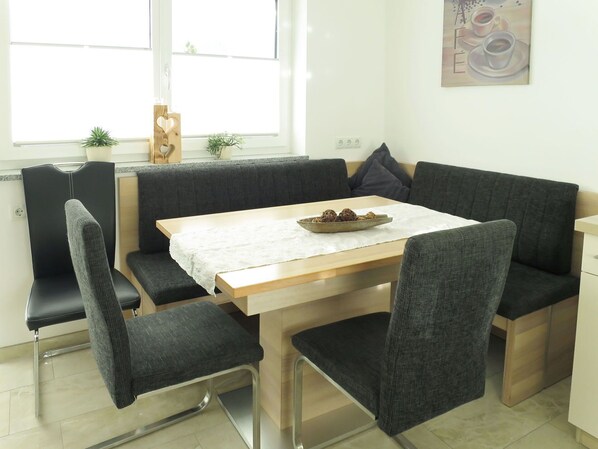 Couch, Möbel, Tabelle, Eigentum, Fenster, Komfort, Gebäude, Holz, Studio Couch, Interior Design