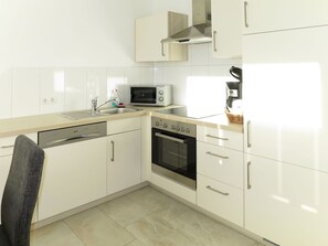 Countertop, Cabinetry, Spüle, Sinken, Zapfhahn, Herd, Küchengerät, Küche, Gebäude, Armatur