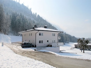Himmel, Gebäude, Schnee, Fenster, Berg, Baum, Steigung, Haus, Hochland, Eiskappe