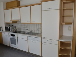Cabinetry, Evier, Évier, Comptoir, Robinet, Meubles, Bâtiment, Cuisinière, Cuisine, Bois